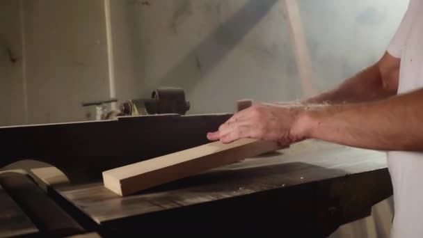 Poliermaschine Für Die Holzbearbeitung Der Werkstatt Meister Schleift Holzbretter Für — Stockvideo
