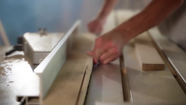 Máquina Carpintería Taller Carpintero Maestro Aserrado Tablero Madera Fábrica Muebles — Vídeo de stock