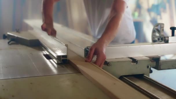 一个木匠在车间用桌子锯锯木木板时的慢动作镜头 木制品和家具制作 — 图库视频影像