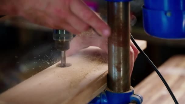Zeitlupe Nahaufnahme Eines Holzarbeiters Der Das Brett Fräst Möbel Werkstückbearbeitung — Stockvideo