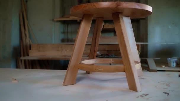 Dołącz Warsztatu Gotowym Meblem Drewniany Okrągły Stół Gotowy Dla Klienta — Wideo stockowe