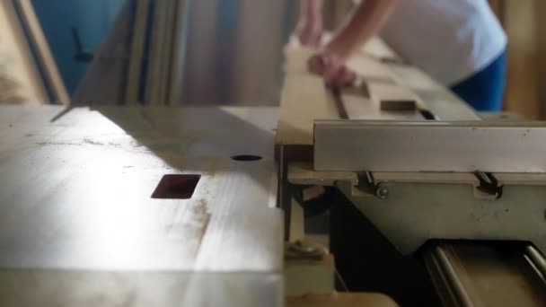 木匠在车间加工木料 在机器上锯木板 木工和生产工艺家具 — 图库视频影像