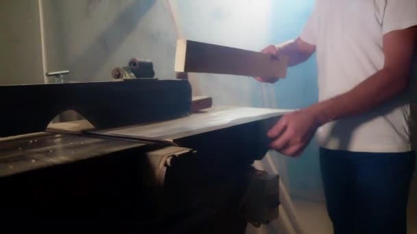 Αργή Κίνηση Ενός Ξυλουργού Που Επεξεργάζεται Ξύλινες Σανίδες Χρησιμοποιώντας Μηχανή — Αρχείο Βίντεο
