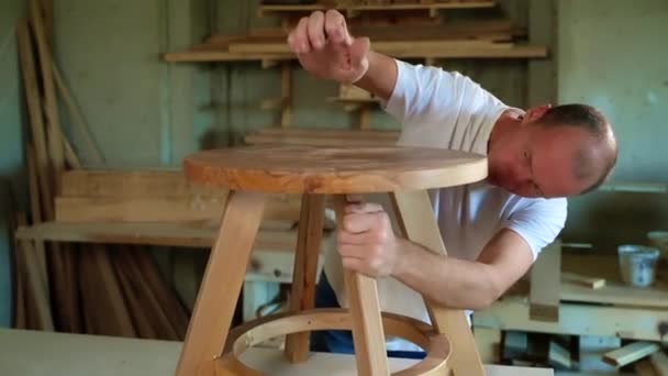 细木工慢动作拍摄完成组装一个小木桌在他的车间 最后一击加入的部分 制作木制家具 — 图库视频影像