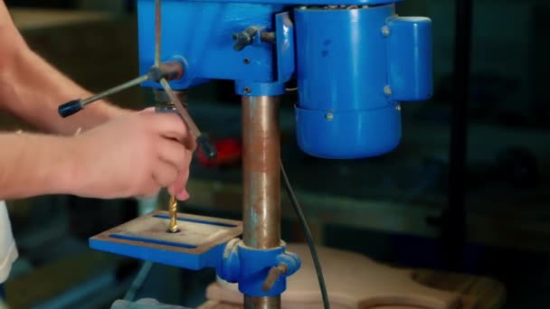 木工把钻头固定在钻机上 为这一进程准备设备 — 图库视频影像