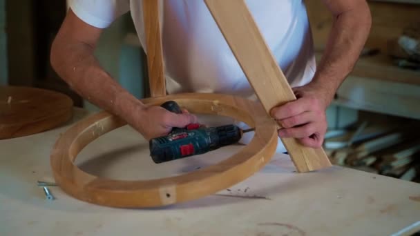 Tischler Stellt Holzstuhl Atelier Her Schraubenzieher Für Die Montage Handgefertigte — Stockvideo