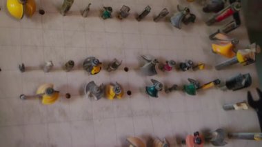 Yetenekli ve deneyimli marangozların atölyesinde. Odun işlemek için farklı boyutlarda bir sürü değirmen makası.