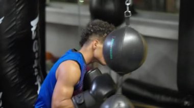 Rusya, Soçi - 15 Temmuz 2021: Karayip boks kulübü, sportif okulda boks eğitimi, geleceğin şampiyonu kum torbası yumrukluyor, saldırı ve savunma teknikleri için egzersiz yapıyor,