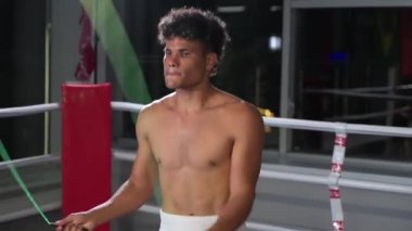 Motive olmuş ve çalışkan bir sporcunun ip atlama eğitimine dayanma gücü kazandırdığı yavaş çekim. İspanyol boksör boks salonunda çalışıyor.