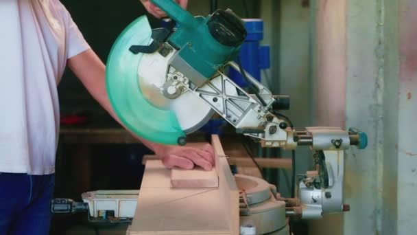 木匠用圆锯修剪木制长板的边缘 木工加工和设备 — 图库视频影像