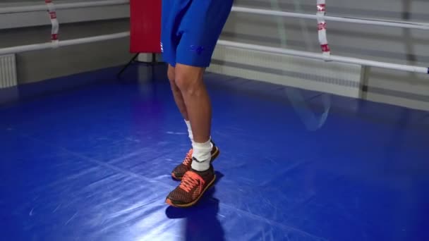 체육관에서 로프로 운동하는 선수의 얼굴을 동작으로 않는다 — 비디오