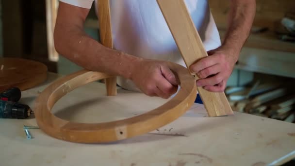 Joiner Montuje Drewniany Mebel Warsztacie Będzie Mały Okrągły Stół — Wideo stockowe
