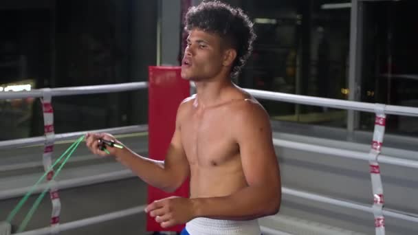 Tiro Câmera Lenta Boxeador Latino Atlético Que Exercita Com Uma — Vídeo de Stock