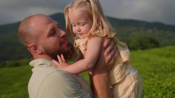 Szczęśliwe Dzieciństwo Ojcostwo Mężczyzna Całuje Swoją Córeczkę Portret Rodziny Naturze — Wideo stockowe