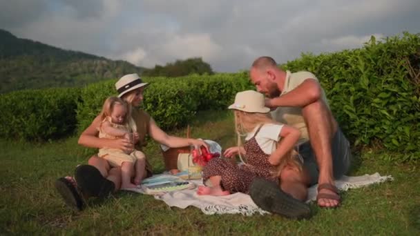 Zpomalený Záběr Rodičů Dvěma Krásnými Dcerami Piknik Klidné Krajině Trávit — Stock video