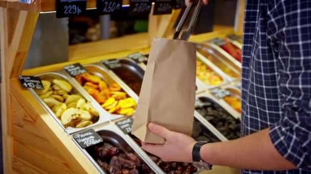 Mann Kauft Gesunde Und Süße Getrocknete Birne Lebensmittelgeschäft Oder Auf — Stockvideo