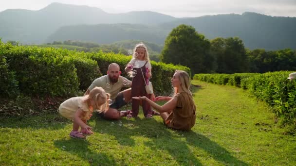 Neşeli Bir Ailenin Açık Havada Eğlenirken Yavaş Çekim Çekimi Küçük — Stok video