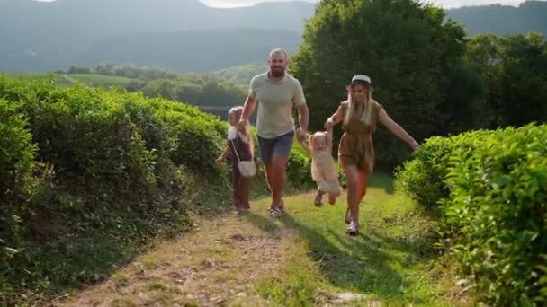 Skoçya Nın Yeşil Kırsalında Yürüyen Dört Kişilik Bir Ailenin Yavaş — Stok video