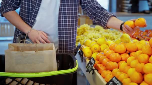 Hay Foto Hombre Haciendo Las Compras Supermercado Tomó Par Mandarinas — Vídeos de Stock