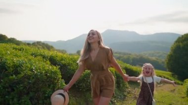 Aile tatili, evli ve çocuklu bir çift çiftlik bahçesinde yürüyor, mutlu bir eş kocasını öpüyor, iki küçük kızı var.
