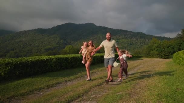 Retrato Feliz Pareja Familiar Con Dos Hijas Naturaleza Familia Está — Vídeos de Stock