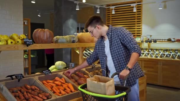 Jovem Está Comprando Mercearia Levando Batatas Orgânicas Corredor Vegetal Supermercado — Vídeo de Stock