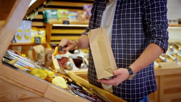 Man Neemt Fruit Secs Supermarkt Kopen Gewicht Self Service Supermarkt — Stockvideo