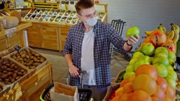 Muž Kupec Nakupuje Zelinářství Dává Sladkost Ekologicky Šetrné Papírové Tašky — Stock video