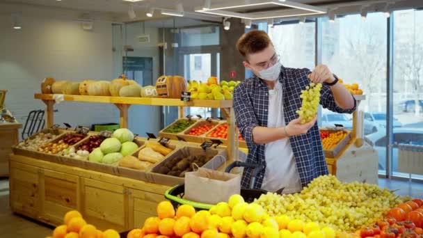 Hombre Consumidor Compras Frutas Tienda Comestibles Mirando Sobre Montón Uvas — Vídeos de Stock