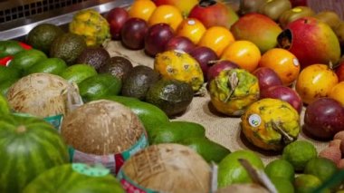 Süpermarkette egzotik meyveler, yakın çekim, markette tropikal yiyecekler, organik ve sağlıklı meyveler, avokado, tutku meyveleri, liçi, mango