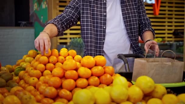 Comprar Mandarina Supermercado Hombre Está Tomando Cítricos Pila Escaparate Cliente — Vídeos de Stock