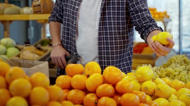 Comprar Alimentos Orgánicos Tienda Comestibles Cliente Masculino Está Tomando Limón — Vídeos de Stock