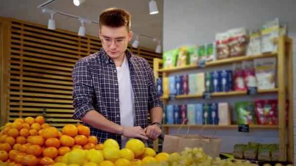 Hombre Cliente Seleccionando Mandarinas Tienda Productos Saludables Frutas Verduras Frescas — Vídeos de Stock