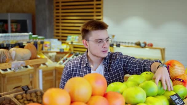 Клиент Грингросери Внимательно Присматривает Милашкой Прежде Купить Покупки Фруктов Овощей — стоковое видео