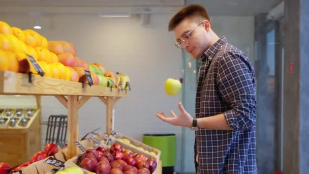 Mladý Muž Nakupuje Obchodě Ovocem Vybírá Jablka Potravinách Muž Nakupující — Stock video