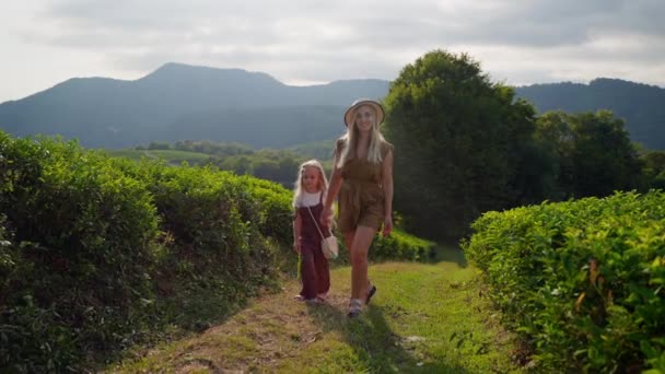 在夏天的日子里 妇女和她的小女儿在公园里散步 在风景如画的自然地标上度过家庭周末 — 图库视频影像