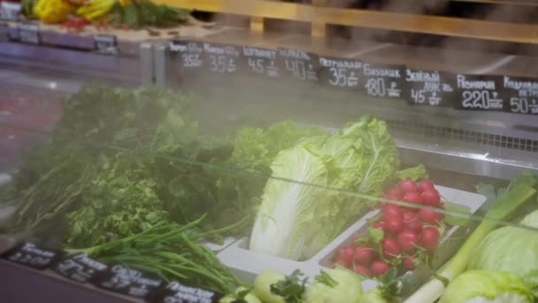 Friss Zöldségek Hűtése Gőzzel Szupermarketben Árak Termékek Nevét Tartalmazza Spenót — Stock videók