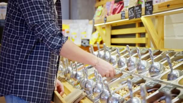 Мужчина Покупает Орехи Продуктовом Покупки Здоровой Пищи Супермаркете Мужчина Клиент — стоковое видео