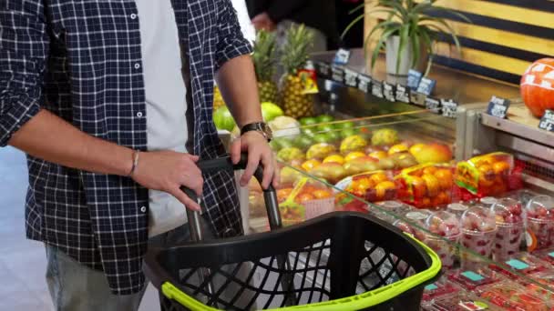 Muž Nakupující Supermarketu Nebo Zelinářství Kontroluje Plastovou Krabici Čerstvými Jahodami — Stock video