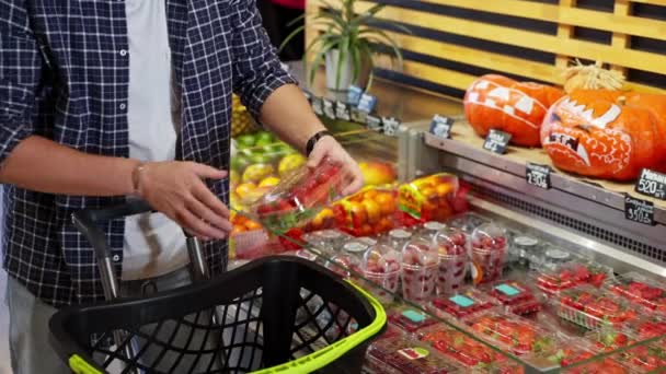 Hombre Está Comprando Paquete Con Fresa Mercado Tomando Estante Tienda — Vídeos de Stock