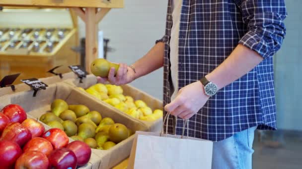 Mannen Köper Päron Matvaror Frukt Kost Och Fruktighet Hälsosam Kost — Stockvideo