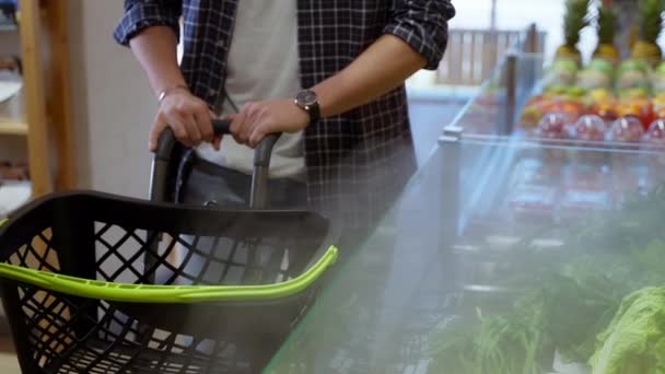 Muž Nákupním Vozíkem Supermarketu Ekologickou Ekologickou Zeleninou Samec Nakupující Vybírá — Stock video