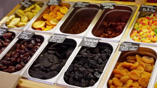 市集或杂货店上陈列的糖果水果和干果 印有俄罗斯人名字的价格标签 干杏仁 — 图库视频影像