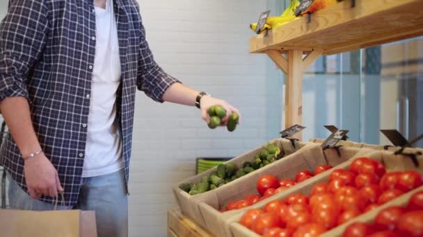 Mann Kauft Gemüse Für Salat Nimmt Gurken Aus Dem Regal — Stockvideo