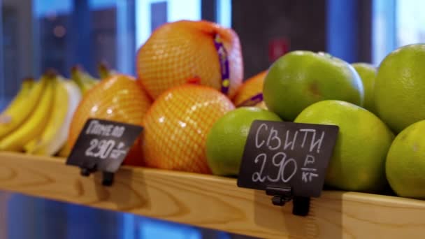 蔬菜蔬菜柜台与香蕉和柑橘类水果的分类 价格标签包括石榴 甜柚子 柚子和橙子的名称 — 图库视频影像
