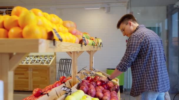 Muž Zákazník Dělat Výběr Jablek Pohledu Cenu Obchodník Dává Ovoce — Stock video
