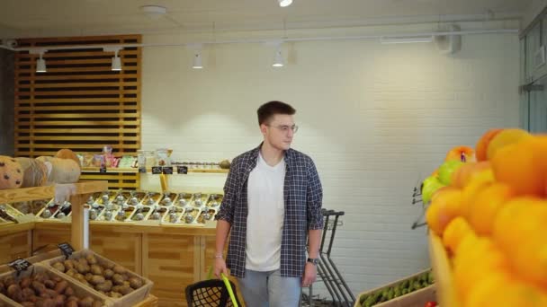 Jonge Man Koopt Fruit Supermarkt Mannelijke Shopper Kiest Bananen Supermarkt — Stockvideo