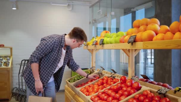 Colpo Rallentatore Uomo Attento Shopper Guardando Sopra Ogni Pomodoro Greengrocers — Video Stock