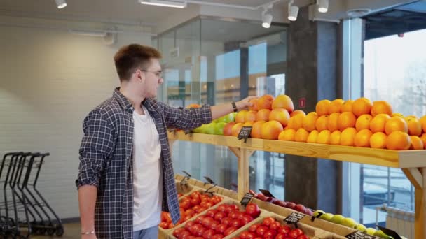 Fotografía Cámara Lenta Hombre Supermercado Supermercado Seleccionando Pomelos Eligiendo Mejor — Vídeos de Stock