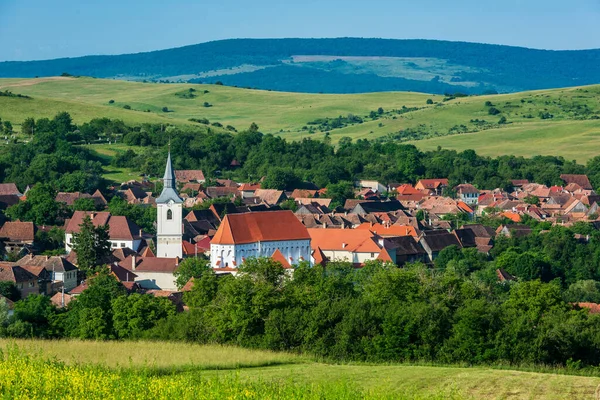 Pohled Vesnice Opevněným Kostelem Darjiu Transylvánie Rumunsko Unitární Opevněný Kostel — Stock fotografie